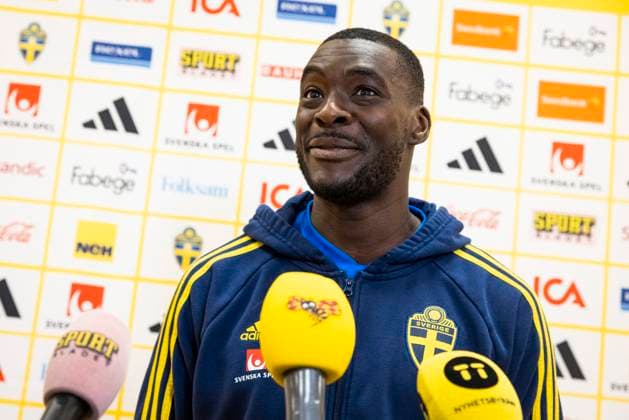 230906 Ken Sema of Sweden in the mixed zone after a training session on September 6, 2023 in Stockholm. Photo: Michael Campanella BILDBYRAN COP 313 MC0064 fotboll football soccer fotball em-kval kval UEFA EURO, EM, Europameisterschaft,Fussball Qualifier, EM, Europameisterschaft qualifier träning practice training sverige sweden sverige a bbeng Copyright: MICHAELxCAMPANELLA BB230906MC076