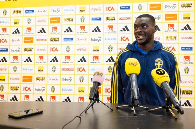 230906 Ken Sema of Sweden in the mixed zone after a training session on September 6, 2023 in Stockholm. Photo: Michael Campanella BILDBYRAN COP 313 MC0064 fotboll football soccer fotball em-kval kval UEFA EURO, EM, Europameisterschaft,Fussball Qualifier, EM, Europameisterschaft qualifier träning practice training sverige sweden sverige a bbeng Copyright: MICHAELxCAMPANELLA BB230906MC077