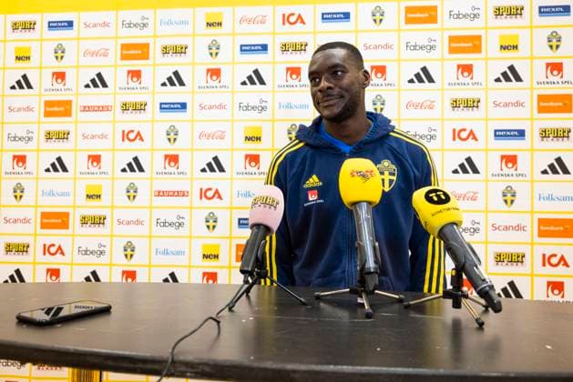 230906 Ken Sema of Sweden in the mixed zone after a training session on September 6, 2023 in Stockholm. Photo: Michael Campanella BILDBYRAN COP 313 MC0064 fotboll football soccer fotball em-kval kval UEFA EURO, EM, Europameisterschaft,Fussball Qualifier, EM, Europameisterschaft qualifier träning practice training sverige sweden sverige a bbeng Copyright: MICHAELxCAMPANELLA BB230906MC082