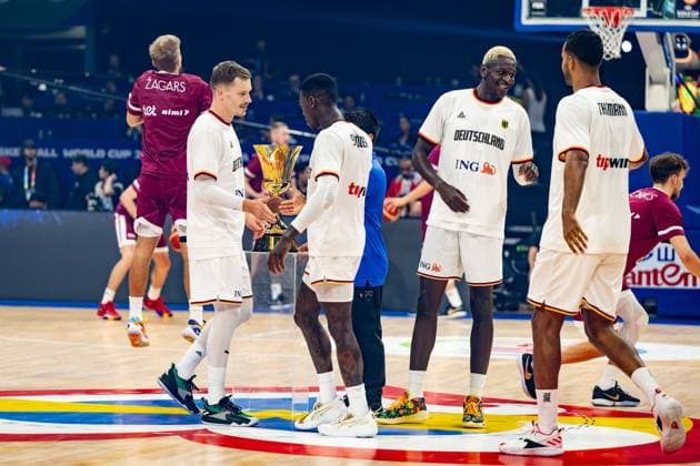 Basketball Manila Pasay 06.09.2023 FIBA Basketball World Cup 2023 Weltmeisterschaft der Männer Viertelfinale Deutschland (GER) - Lettland (LAT) WM Pokal im Hintergrund Andreas Obst (Deutschland, No.42) Dennis Schröder Schroeder (Deutschland, No.17) Schröder Schroder Isaac Bonga (Deutschland, No.00) Johannes Thiemann (Deutschland, No.32)