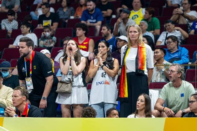 Basketball Manila Pasay 06.09.2023 FIBA Basketball World Cup 2023 Weltmeisterschaft der Männer Viertelfinale Deutschland (GER) - Lettland (LAT) Johannes Thiemanns Ehefrau Marie 2.v.li. Andreas Obst (Deutschland, No.42) Freundin Ines mi. Mutter und Vater von Franz Wagner (Deutschland, No.09) und Moritz Wagner (Deutschland, No.13)