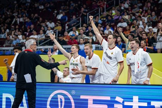 Basketball Manila Pasay 06.09.2023 FIBA Basketball World Cup 2023 Weltmeisterschaft der Männer Viertelfinale Deutschland (GER) - Lettland (LAT) Jubel Deutschland Gordon Herbert (Deutschland, Bundestrainer) Justus Hollatz (Deutschland, No.21) Nils Giffey (Deutschland, No.05) Johannes Voigtmann (Deutschland, No.07) David Krämer (Deutschland, No.44) Kraemer Kramer vlnr.
