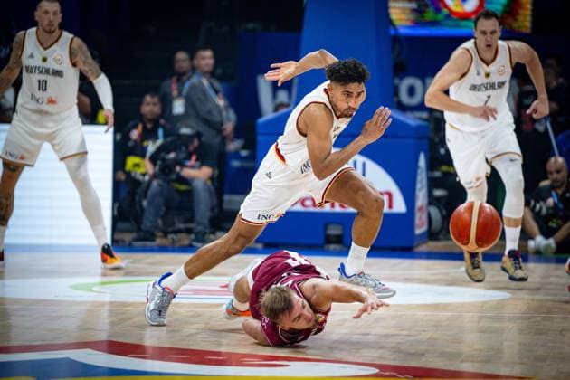 Basketball Manila Pasay 06.09.2023 FIBA Basketball World Cup 2023 Weltmeisterschaft der Männer Viertelfinale Deutschland (GER) - Lettland (LAT) Maodo Lo (Deutschland, No.04) ARTURS ZAGARS (Lettland, No.55)