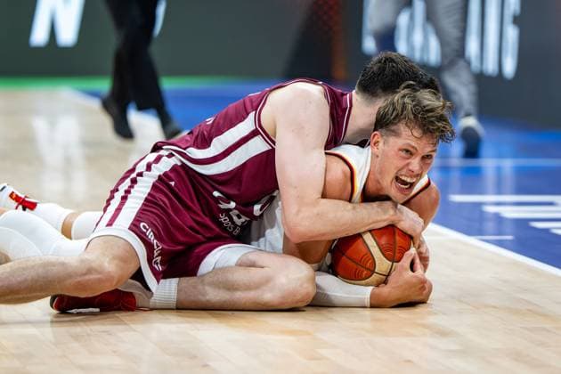 Basketball Manila Pasay 06.09.2023 FIBA Basketball World Cup 2023 Weltmeisterschaft der Männer Viertelfinale Deutschland (GER) - Lettland (LAT) Moritz Wagner (Deutschland, No.13) RODIONS KURUCS (Lettland, No.00)