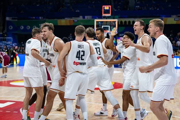 Basketball Manila Pasay 06.09.2023 FIBA Basketball World Cup 2023 Weltmeisterschaft der Männer Viertelfinale Deutschland (GER) - Lettland (LAT) Jubel Deutschland David Krämer (Deutschland, No.44) Kraemer Kramer Franz Wagner (Deutschland, No.09) Andreas Obst (Deutschland, No.42) Moritz Wagner (Deutschland, No.13) Johannes Thiemann (Deutschland, No.32) Maodo Lo (Deutschland, No.04) Johannes Voigtmann (Deutschland, No.07) Nils Giffey (Deutschland, No.05)