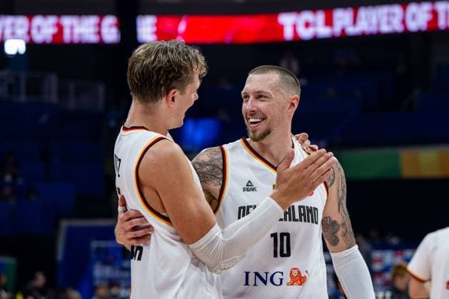 Basketball Manila Pasay 06.09.2023 FIBA Basketball World Cup 2023 Weltmeisterschaft der Männer Viertelfinale Deutschland (GER) - Lettland (LAT) Jubel Deutschland Moritz Wagner (Deutschland, No.13) Daniel Theis (Deutschland, No.10)
