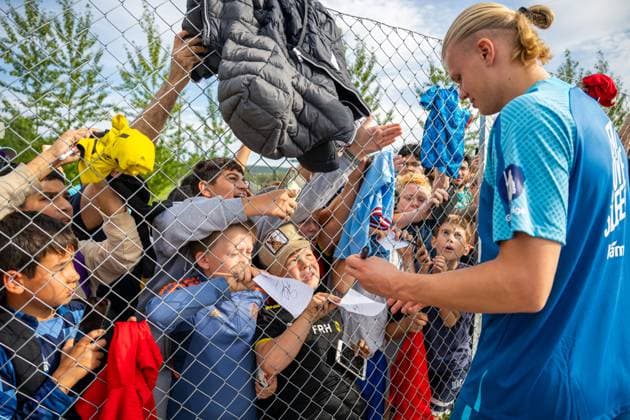 230906 Erling Braut Haaland of the Norwegian national football team signs autographs after a training session on September 6, 2023 in Lillestrom. Photo: Vegard Grott BILDBYRAN kod VG VG0514 bbeng fotball football soccer fotboll trening träning training practice norge norway Copyright: VEGARDxGRoTT BB230906VG019