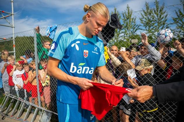 230906 Erling Braut Haaland of the Norwegian national football team signs autographs after a training session on September 6, 2023 in Lillestrom. Photo: Vegard Grott BILDBYRAN kod VG VG0514 bbeng fotball football soccer fotboll trening träning training practice norge norway Copyright: VEGARDxGRoTT BB230906VG020