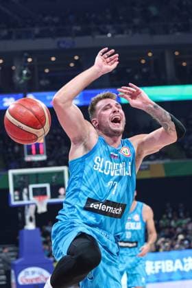(230906) -- MANILA, Sept. 6, 2023 -- Slovenia s Luka Doncic competes during the quarterfinal between Canada and Slovenia at the 2023 FIBA World Cup in Manila, the Philippines, Sept. 6, 2023. ) (SP)PHILIPPINES-MANILA-BASKETBALL-FIBA WORLD CUP-QUARTERFINAL-CAN VS SLO WuxZhuang 