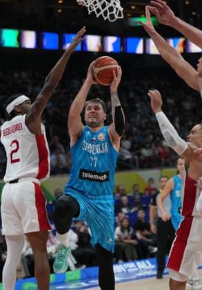 (230906) -- MANILA, Sept. 6, 2023 -- Slovenia s Luka Doncic (C) goes for a lay up during the quarterfinal between Canada and Slovenia at the 2023 FIBA World Cup in Manila, the Philippines, Sept. 6, 2023. ) (SP)PHILIPPINES-MANILA-BASKETBALL-FIBA WORLD CUP-QUARTERFINAL-CAN VS SLO MengxYongmin 