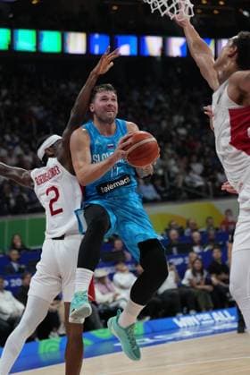 (230906) -- MANILA, Sept. 6, 2023 -- Slovenia s Luka Doncic (C) goes for a lay up during the quarterfinal between Canada and Slovenia at the 2023 FIBA World Cup in Manila, the Philippines, Sept. 6, 2023. ) (SP)PHILIPPINES-MANILA-BASKETBALL-FIBA WORLD CUP-QUARTERFINAL-CAN VS SLO MengxYongmin 