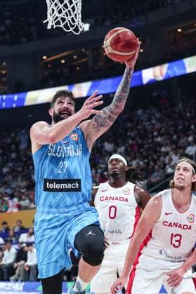 (230906) -- MANILA, Sept. 6, 2023 -- Slovenia s Ziga Dimec (L) goes for a lay up during the quarterfinal between Canada and Slovenia at the 2023 FIBA World Cup in Manila, the Philippines, Sept. 6, 2023. ) (SP)PHILIPPINES-MANILA-BASKETBALL-FIBA WORLD CUP-QUARTERFINAL-CAN VS SLO WuxZhuang 