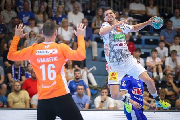 Bilder des Jahres 2023, Sport 09 September Sport Themen der Woche KW36 Sport Bilder des Tages 06.09.2023, Schwalbe-Arena, Gummersbach, Liqui Moly Handball Bundesliga, Saison 2023 2024, VfL Gummersbach - TSV Hannover-Burgdorf: Marius Steinhauser (TSV Hannover-Burgdorf) wirft den Ball auf das Tor von Torhüter Tibor Ivanisevic (VfL Gummersbach) Nordrhein-Westfalen Deutschland *** 06 09 2023, Schwalbe Arena, Gummersbach, Liqui Moly Handball Bundesliga, season 2023 2024, VfL Gummersbach TSV Hannover Burgdorf Marius Steinhauser TSV Hannover Burgdorf throws the ball at the goal of goalkeeper Tibor Ivanisevic VfL Gummersbach North Rhine Westphalia Germany