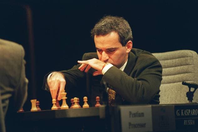 GARRY KASPAROV Russian World Champion Chess Player Seen in competition with a Pentium Processor computer. COMPULSORY CREDIT: UPPA Photoshot Photo UCA 010814 B-11 13.12.1995 GARRY KASPAROV Russian World Champion Chess Player Seen in competition with a Pentium Processor computer. COMPULSORY CREDIT: Talking Photoshot Photo UCA 010814 B-11 13.12.1995, Credit:Photoshot Avalon United Kingdom  Copyright: xPhotoshotx xAvalonx 0504042705
