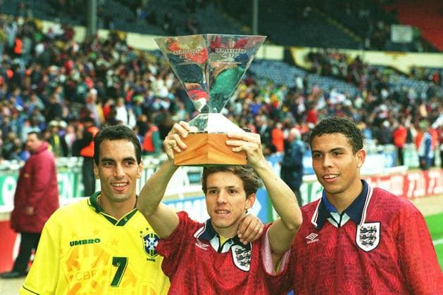 From Left to Right:- EDMUNDO. Palmeiras and Brazilian International. JUNINHO. Sao Paulo and Brazilian International. RONALDO. PSV Eindhoven and Brazilian International. (Seen with the Umbro Cup) COMPULSORY CREDIT: UPPA Photoshot Photo UGL 009680 From Left to Right:- EDMUNDO. Palmeiras and Brazilian International. JUNINHO. Sao Paulo and Brazilian International. RONALDO. PSV Eindhoven and Brazilian International. (Seen with the Umbro Cup) COMPULSORY CREDIT: Talking Photoshot Photo UGL 009680 I-32 11.06.1995, Credit:Photoshot Avalon United Kingdom  Copyright: xPhotoshotx xAvalonx 0504064238