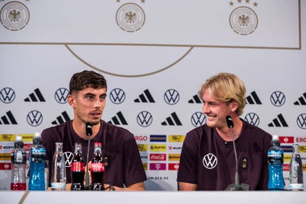 Sport Bilder des Tages DFB A-Nationalmannschaft Herren Pressekonferenz; 07.09.2023 Kai Havertz (Deutschland) und Julian Brandt (Deutschland) in der Pressekonferenz DFB A-Nationalmannschaft Herren Pressekonferenz,Wolfsburg, VW Autostadt am 07.09.2023 DFB REGULATIONS PROHIBIT ANY USE OF PHOTOGRAPHS AS IMAGE SEQUENCES AND OR QUASI-VIDEO. *** DFB A Nationalmannschaft Herren Press Conference 07 09 2023 Kai Havertz Germany and Julian Brandt Germany in the press conference DFB A Nationalmannschaft Herren Press Conference,Wolfsburg, VW Autostadt on 07 09 2023 DFB REGULATES PROHIBIT ANY USE OF PHOTOGRAPHS AS IMAGE SEQUENCES AND OR QUASI VIDEO Copyright: xBEAUTIFULxSPORTS Wunderlx