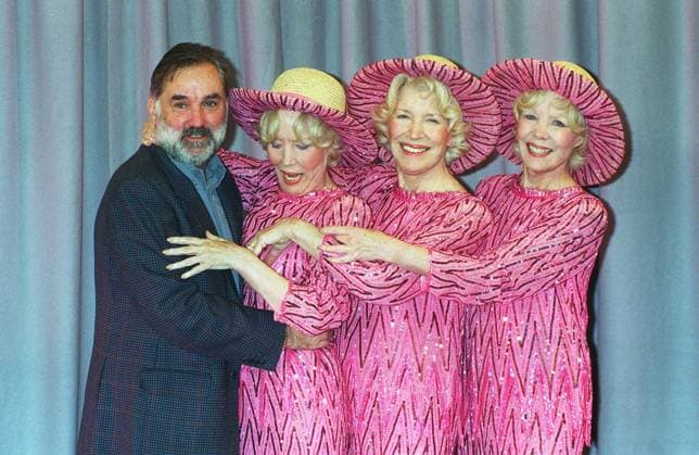 GEORGE BEST Former Professional Footballer with the BEVERLEY SISTERS British Singing Trio Launching the National Lottery 2000 Big Draw COMPULSORY CREDIT: UPPA Photoshot Photo UIW 016736 A-11 27.10.1999 GEORGE BEST Former Professional Footballer with the BEVERLEY SISTERS British Singing Trio Launching the National Lottery 2000 Big Draw COMPULSORY CREDIT: Talking Photoshot Photo UIW 016736 A-11 27.10.1999, Credit:Photoshot Avalon United Kingdom  Copyright: xPhotoshotx xAvalonx 0504168558