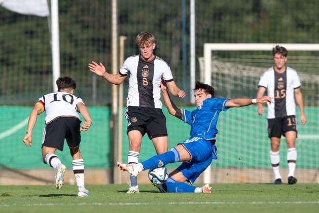 Sport Bilder des Tages Fussball, U20, Saison 2023 24, Elite League U20 (1. Spieltag), Deutschland U20 - Italien U20 in Berlin, v. l. Mika Baur (U20 Deutschland), Aljoscha Kemlein (U20 Deutschland), Lorenzo Ignacchiti (U20 Italien), 07.09. 2023, Copyright: xSebastianxRäppold MatthiasxKochx