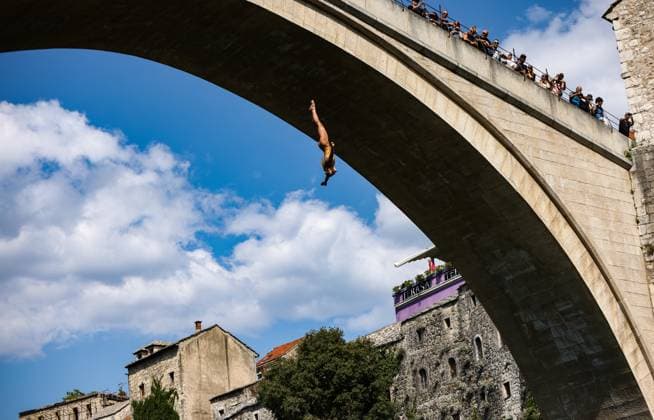 Bilder des Jahres 2023, Sport 09 September Sport Themen der Woche KW36 Sport Bilder des Tages Red Bull Cliff Diving World Championship, WM, Weltmeisterschaft competition The competition of the Red Bull Cliff Diving World Championship 2023 began today with the performance of the first series of jumps, and this year the honor of being the first to climb from Stari most was the American Meili Carpenter. Today s first series of competitive jumps marks the beginning of the three-day spectacle in Mostar, at the fifth stop of this year s championship. Competitors today jump directly from the stone arch of the bridge, thus paying tribute to the tradition of jumping that has lasted for more than four and a half centuries in the city on the Neretva, in Mostar 07 September 2023 DenisxKapetanoviÄ‡x PIXSELL
