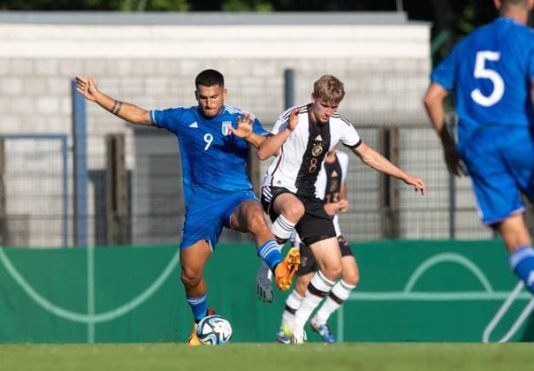 Fussball, U20, Saison 2023 24, Elite League U20 (1. Spieltag), Deutschland U20 - Italien U20 in Berlin, v. l. Daniele Montevago (U20 Italien), Aljoscha Kemlein (U20 Deutschland), 07.09. 2023, Copyright: xSebastianxRäppold MatthiasxKochx