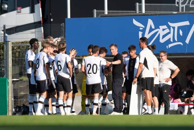 Fussball, U20, Saison 2023 24, Elite League U20 (1. Spieltag), Deutschland U20 - Italien U20 in Berlin, Trainer Hannes Wolf (U20 Deutschland) spricht während einer Trinkpause zu seinen Spielern, 07.09. 2023, Copyright: xSebastianxRäppold MatthiasxKochx