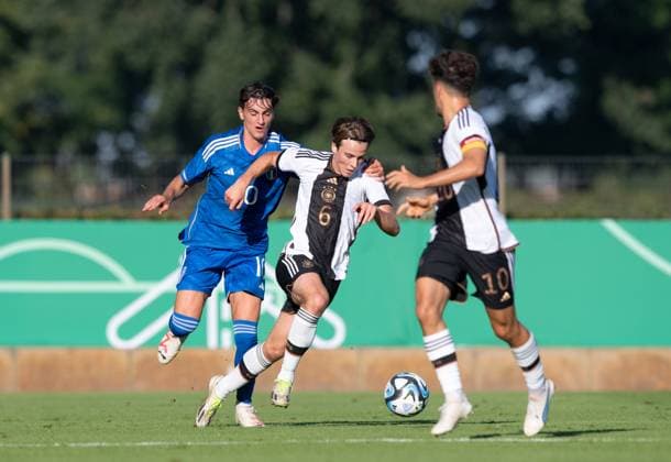 Fussball, U20, Saison 2023 24, Elite League U20 (1. Spieltag), Deutschland U20 - Italien U20 in Berlin, v. l. Lorenzo Ignacchiti (U20 Italien), Caspar Jander (U20 Deutschland), Mika Baur (U20 Deutschland), 07.09. 2023, Copyright: xSebastianxRäppold MatthiasxKochx
