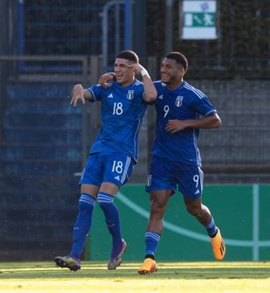Fussball, U20, Saison 2023 24, Elite League U20 (1. Spieltag), Deutschland U20 - Italien U20 in Berlin, v. l. Cristian Volpato (U20 Italien), Daniele Montevago (U20 Italien), Jubel nach Tor zum 1:1, 07.09. 2023, Copyright: xSebastianxRäppold MatthiasxKochx