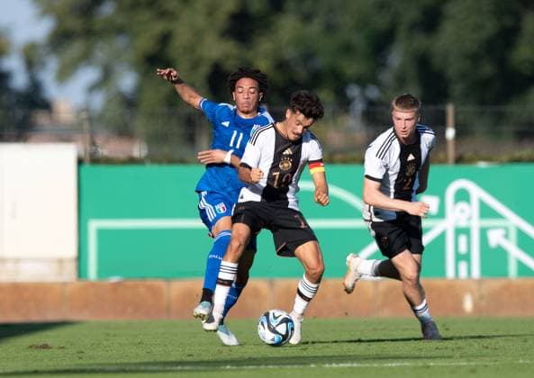 Fussball, U20, Saison 2023 24, Elite League U20 (1. Spieltag), Deutschland U20 - Italien U20 in Berlin, v. l. Luca Warrick Daeovie Koleosho (U20 Italien), Mika Baur (U20 Deutschland), Julian Eitschberger (U20 Deutschland), 07.09. 2023, Copyright: xSebastianxRäppold MatthiasxKochx