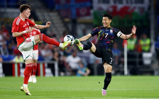 Sport Themen der Woche KW36 Sport Bilder des Tages Mandatory Credit: Photo by James Marsh Shutterstock (14083526u) Heung-Min Son of Korea Republic and Nathan Broadhead of Wales. Wales v Korea Republic, International Friendly, Länderspiel, Nationalmannschaft Football, Cardiff City Stadium, Cardiff, UK - 07 Sep 2023 EDITORIAL USE ONLY No use with unauthorised audio, video, data, fixture lists, club league logos or live services. Online in-match use limited to 120 images, no video emulation. No use in betting, games or single club league player publications. Wales v Korea Republic, International Friendly, Football, Cardiff City Stadium, Cardiff, UK - 07 Sep 2023 EDITORIAL USE ONLY No use with unauthorised audio, video, data, fixture lists, club league logos or live services. Online in-match use limited to 120 images, no video emulation. No use in betting, games or single club league player publications.  Copyright: xJamesxMarsh Shutterstockx 14083526u