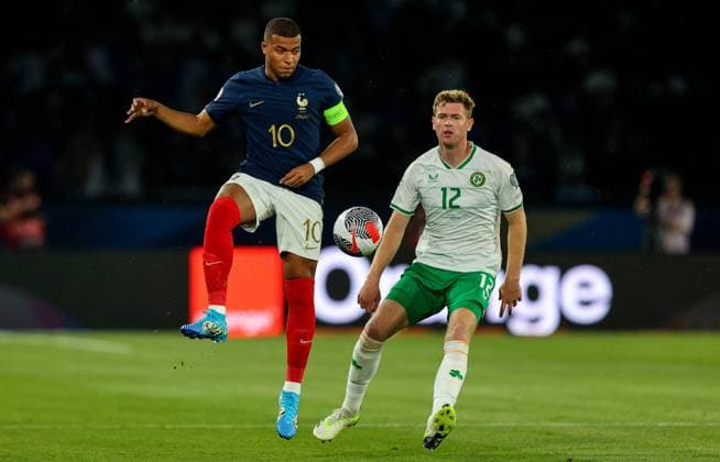 UEFA EURO, EM, Europameisterschaft,Fussball 2024 Qualifying Round Group B, Parc des Princes, Paris, France 7 9 2023 France vs Republic of Ireland France s Kylian MbappÃ Kylian MbappÃ and Nathan Collins 7 9 2023  Copyright: x INPHO RyanxByrnex RB1_0216
