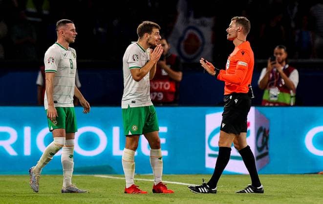 UEFA EURO, EM, Europameisterschaft,Fussball 2024 Qualifying Round Group B, Parc des Princes, Paris, France 7 9 2023 France vs Republic of Ireland Ireland s Alan Browne and Jayson Molumby and Referee Urs Schnyder Alan Browne and Jayson Molumby with Urs Schnyder 7 9 2023  Copyright: x INPHO RyanxByrnex RB1_0562