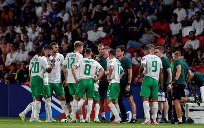 UEFA EURO, EM, Europameisterschaft,Fussball 2024 Qualifying Round Group B, Parc des Princes, Paris, France 7 9 2023 France vs Republic of Ireland Ireland s Manager Stephen Kenny Stephen Kenny talks with the team after conceding a goal 7 9 2023  Copyright: x INPHO RyanxByrnex RB1_1095