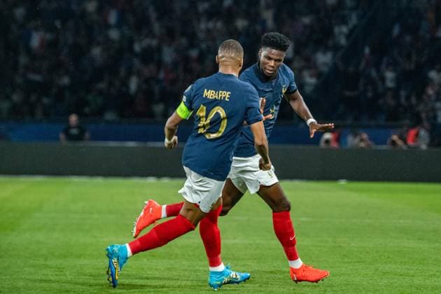 Joie des joueurs de l equipe de france aprÃ s le but de Aurelien Tchouameni (Equipe de France) FOOTBALL : France vs Irlande - Euro 2024 - Qualification - JournÃ e 5 - 07 09 2023 BaptisteAutissier Panoramic 