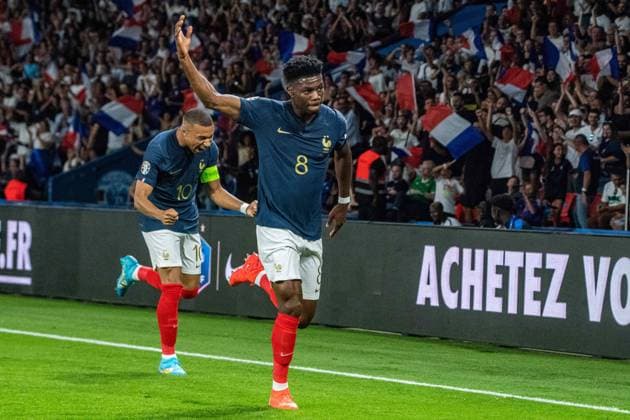 Joie des joueurs de l equipe de france aprÃ s le but de Aurelien Tchouameni (Equipe de France) FOOTBALL : France vs Irlande - Euro 2024 - Qualification - JournÃ e 5 - 07 09 2023 BaptisteAutissier Panoramic 