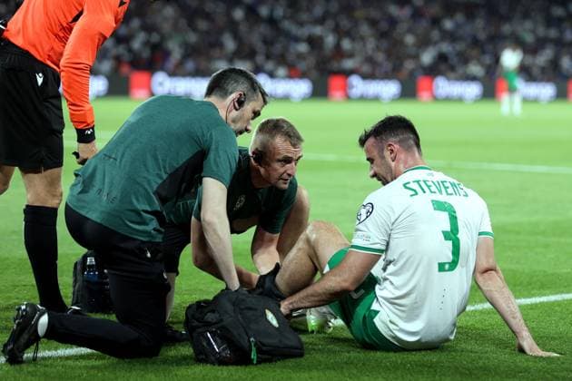 UEFA EURO, EM, Europameisterschaft,Fussball 2024 Qualifying Round Group B, Parc des Princes, Paris, France 7 9 2023 France vs Republic of Ireland Ireland s Enda Stevens receives medical attention Enda Stevens receives medical attention 7 9 2023  Copyright: x INPHO LaszloxGeczox LG_02292