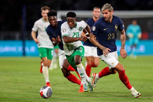 UEFA EURO, EM, Europameisterschaft,Fussball 2024 Qualifying Round Group B, Parc des Princes, Paris, France 7 9 2023 France vs Republic of Ireland Ireland s Chiedozie Ogbene and France s Theo Hernandez Chiedozie Ogbene and Theo Hernandez 7 9 2023  Copyright: x INPHO RyanxByrnex RB1_1662