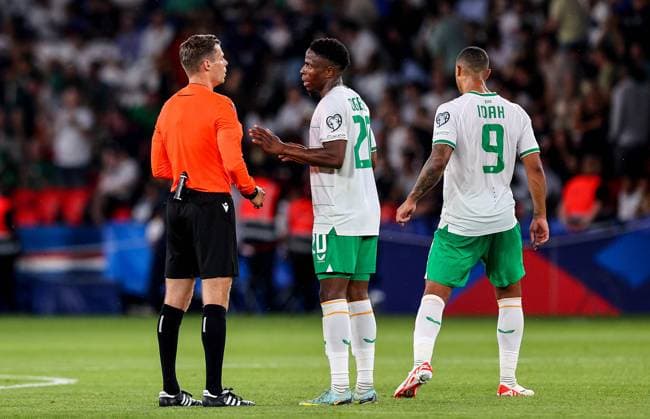 UEFA EURO, EM, Europameisterschaft,Fussball 2024 Qualifying Round Group B, Parc des Princes, Paris, France 7 9 2023 France vs Republic of Ireland Referee Urs Schnyder and Ireland s Chiedozie Ogbene Urs Schnyder talks with Chiedozie Ogbene 7 9 2023  Copyright: x INPHO RyanxByrnex RB1_1873