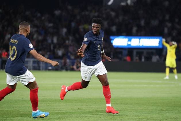France - UEFA EURO, EM, Europameisterschaft,Fussball 2024 - France vs Republic of Ireland - 07 09 2023 FRANCE, PARIS, SEPTEMBER 7,2023. Aurelien Tchouameni of France celebrates with Kylian Mbappe of France after scoring a goal during the UEFA EURO 2024 Championship qualifying group B match between France and Republic of Ireland on September 7, 2023 at Parc des Princes in Paris, France. Photo by Manuel Blondeau AOP.Press Paris Parc des Princes France Copyright: x ManuelxBlondeau AOP.Pressx AOP20230907 001