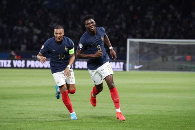 France - UEFA EURO, EM, Europameisterschaft,Fussball 2024 - France vs Republic of Ireland - 07 09 2023 FRANCE, PARIS, SEPTEMBER 7,2023. Aurelien Tchouameni of France celebrates with Kylian Mbappe of France after scoring a goal during the UEFA EURO 2024 Championship qualifying group B match between France and Republic of Ireland on September 7, 2023 at Parc des Princes in Paris, France. Photo by Manuel Blondeau AOP.Press Paris Parc des Princes France Copyright: x ManuelxBlondeau AOP.Pressx AOP20230907 002