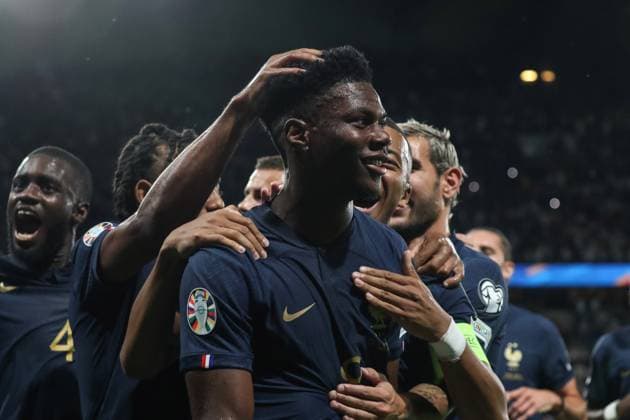 France - UEFA EURO, EM, Europameisterschaft,Fussball 2024 - France vs Republic of Ireland - 07 09 2023 FRANCE, PARIS, SEPTEMBER 7,2023. Aurelien Tchouameni of France is congratulated by his teammates after scoring a goal during the UEFA EURO 2024 Championship qualifying group B match between France and Republic of Ireland on September 7, 2023 at Parc des Princes in Paris, France. Photo by Manuel Blondeau AOP.Press Paris Parc des Princes France Copyright: x ManuelxBlondeau AOP.Pressx AOP20230907 006