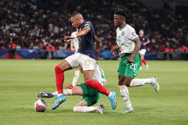 France - UEFA EURO, EM, Europameisterschaft,Fussball 2024 - France vs Republic of Ireland - 07 09 2023 FRANCE, PARIS, SEPTEMBER 7,2023. Kylian Mbappe of France duels for the ball with Alan Browne of Ireland and Chiedozie Ogbene of Ireland during the UEFA EURO 2024 Championship qualifying group B match between France and Republic of Ireland on September 7, 2023 at Parc des Princes in Paris, France. Photo by Manuel Blondeau AOP.Press Paris Parc des Princes France Copyright: x ManuelxBlondeau AOP.Pressx AOP20230907 009