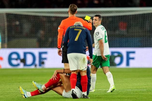 UEFA EURO, EM, Europameisterschaft,Fussball 2024 Qualifying Round Group B, Parc des Princes, Paris, France 7 9 2023 France vs Republic of Ireland Ireland s Josh Cullen and Referee Urs Schnyder Josh Cullen receives a yellow card from Urs Schnyder 7 9 2023  Copyright: x INPHO RyanxByrnex RB1_1934