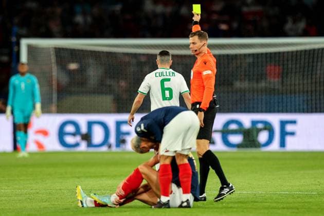 UEFA EURO, EM, Europameisterschaft,Fussball 2024 Qualifying Round Group B, Parc des Princes, Paris, France 7 9 2023 France vs Republic of Ireland Ireland s Josh Cullen and Referee Urs Schnyder Josh Cullen receives a yellow card from Urs Schnyder 7 9 2023  Copyright: x INPHO RyanxByrnex RB1_1949