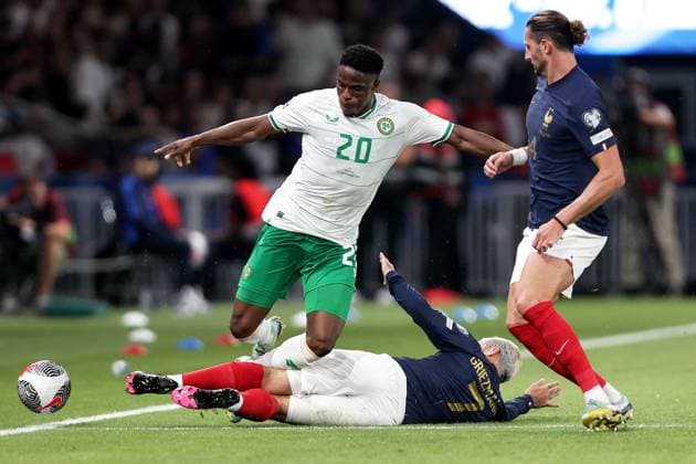 UEFA EURO, EM, Europameisterschaft,Fussball 2024 Qualifying Round Group B, Parc des Princes, Paris, France 7 9 2023 France vs Republic of Ireland Ireland s Chiedozie Ogbene is tackled by Antoine Griezmann of France Chiedozie Ogbene is tackled by Antoine Griezmann 7 9 2023  Copyright: x INPHO LaszloxGeczox LG_04060
