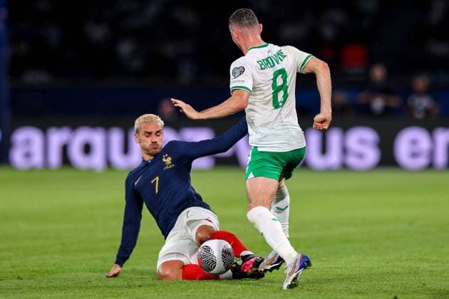 UEFA EURO, EM, Europameisterschaft,Fussball 2024 Qualifying Round Group B, Parc des Princes, Paris, France 7 9 2023 France vs Republic of Ireland France s Antoine Griezmann and Ireland s Alan Browne Antoine Griezmann and Alan Browne 7 9 2023  Copyright: x INPHO RyanxByrnex RB1_3055