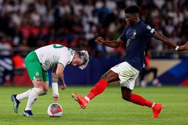 UEFA EURO, EM, Europameisterschaft,Fussball 2024 Qualifying Round Group B, Parc des Princes, Paris, France 7 9 2023 France vs Republic of Ireland Ireland s Aaron Connolly and France s Aurelien Tchouameni Aaron Connolly and Aurelien Tchouameni 7 9 2023  Copyright: x INPHO RyanxByrnex RB1_3165