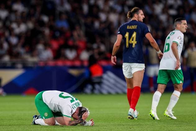 UEFA EURO, EM, Europameisterschaft,Fussball 2024 Qualifying Round Group B, Parc des Princes, Paris, France 7 9 2023 France vs Republic of Ireland Ireland s Aaron Connolly Aaron Connolly goes down injured 7 9 2023  Copyright: x INPHO RyanxByrnex RB1_3226