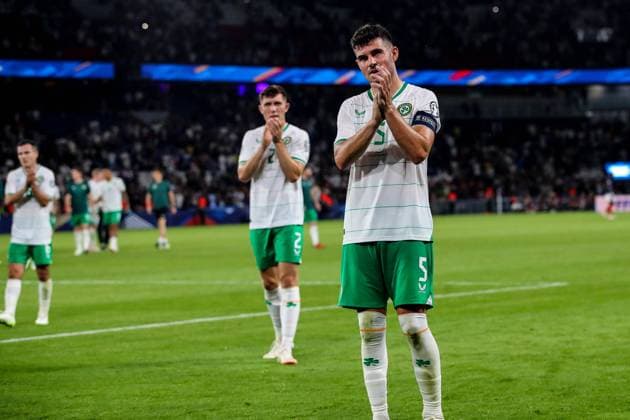 UEFA EURO, EM, Europameisterschaft,Fussball 2024 Qualifying Round Group B, Parc des Princes, Paris, France 7 9 2023 France vs Republic of Ireland Ireland s John Egan John Egan applauds fans after the game 7 9 2023  Copyright: x INPHO RyanxByrnex RB2_1685