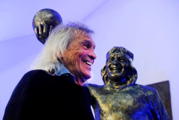 RECORD DATE NOT STATED Gatti now has his own statue in Boca Buenos Aires, Argentina - In the photo taken on September 7, 2023, Boca fans and members can now enjoy the statue of Hugo Orlando Gatti at the Bombonera: the tribute to the goalkeeper who was decisive in the 1977 Copa Libertadores title with the penalty saved against Cruzeiro s Vanderley at the Centenario stadium was inaugurated. Precisely, this September 7 was an anniversary. Buenos Aires Argentina  Copyright: xLatinxAmericaxNewsxAgencyxx 07-09-2023_buenos_aires_argentina-_en_la-2 EDITORIAL USE ONLY