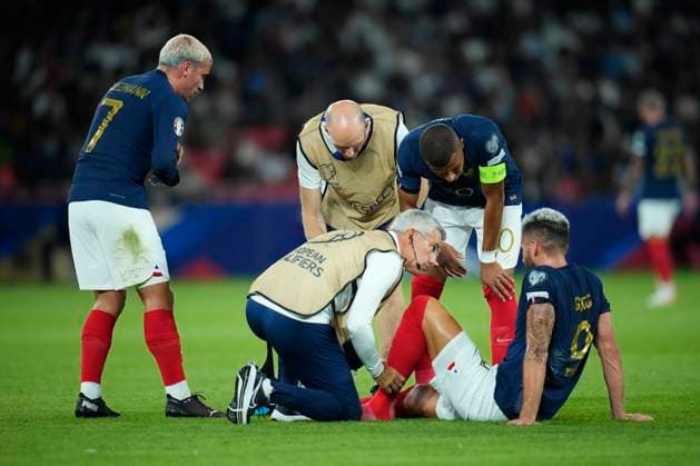 FRANCE VS IRLANDE Glenn Gervot MAXPPP - Paris 07 09 2023 ANTOINE GRIEZMANN (7) (gauche). et KYLIAN MBAPPE (10) (centre) et le staff medical sont aupres d‚ÄôOLIVIER GIROUD (9) (droite) apres un contact lors du match de qualification pour L‚ÄôEuro 2024 entre la France et l‚ÄôIrlande. Paris, 07 09 2023; qualifying match for the European Cup 2024. France - Ireland Paris Parc des Princes Paris France  Copyright: xMAXPPPxGlennxGervotx GRV202309083764 GRV202309083764